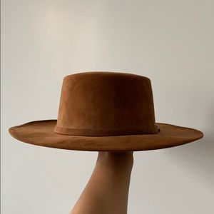 Caramel suede boat hat